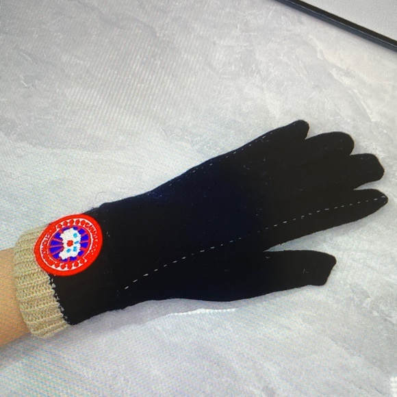 Canada Goose Black and Tan Gloves with Logo - Picture 2 of 5